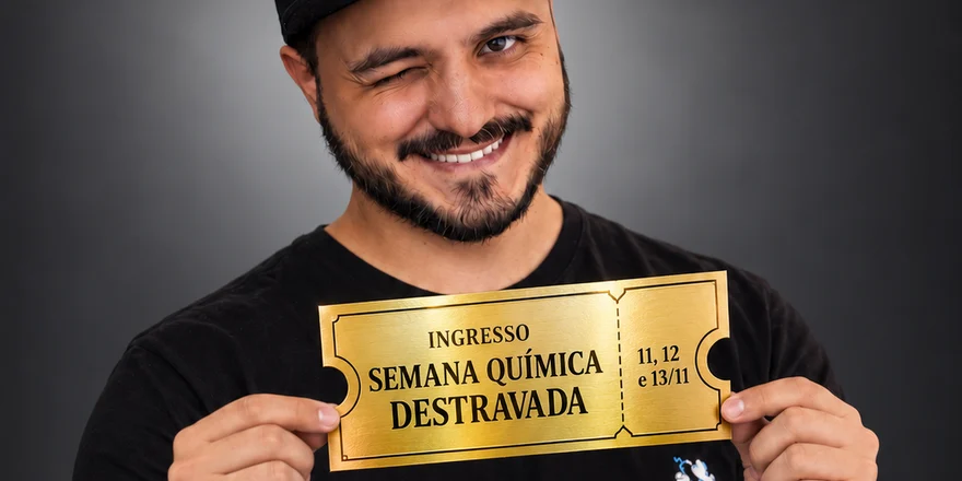 Prof. Lucas Moreno segurando o ingresso dourado da Semana Química Destravada